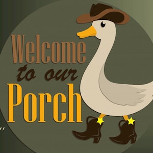 Op de afbeelding: Een digitaal downloadontwerp met een cartoon gans met een cowboyhoed en laarzen. De tekst "Welcome to our Porch" staat in bruin en geel. Het ontwerp heeft een diameter van 20 cm.
