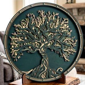 Peut inclure: Une œuvre d'art murale en bois multicouche représentant un arbre. L'œuvre est circulaire, avec un fond vert foncé et un arbre détaillé dans des tons de vert, de beige et de marron. Les racines, le tronc, les branches et les feuilles de l'arbre sont finement découpés.