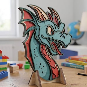 Peut inclure: Sculpture en bois multicouche représentant une tête de dragon dans des tons de bleu sarcelle, de rouge et de bois naturel. Le dragon a la gueule ouverte avec une langue rouge et des dents acérées. Monté sur un support en bois.