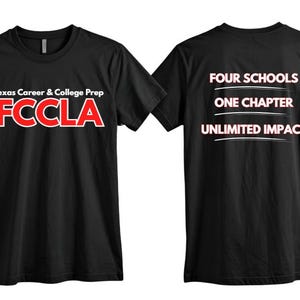 Puede incluir: Camiseta negra con el texto "Texas Career & College Prep FCCLA" en blanco y rojo en la parte delantera. La parte trasera de la camiseta muestra "FOUR SCHOOLS ONE CHAPTER UNLIMITED IMPACT" en blanco y rojo.