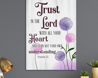 Puede incluir: Una impresión de arte mural rectangular con el texto "Confía en el Señor con todo tu corazón y no te apoyes en tu propia comprensión" y el versículo bíblico Proverbios 3:5. La impresión presenta ilustraciones de flores moradas y rosas.
