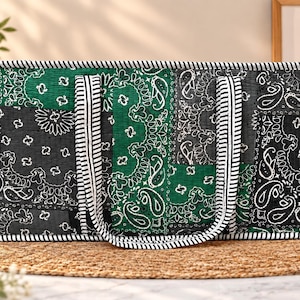 Grön paisleymönster quiltad bomulls Mahjong-toteväska