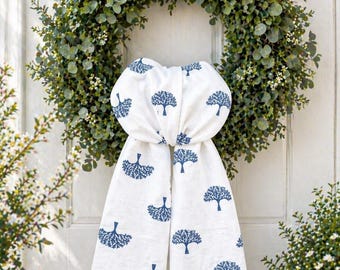 Gepersonaliseerde kranssjerp met blauwe boomprint en monogram - op maat geborduurd eerste deurdecor - moderne boerderijstijl strik