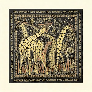 Può includere: Foulard quadrato nero con un'illustrazione di giraffe dorate e beige. Le giraffe sono in un ambiente forestale con il testo "SHIRCAIOR TION" attorno al bordo. Il foulard ha un bordo decorativo.