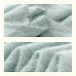 Peut inclure: Gros plan sur un tissu bleu clair et doux &agrave; l'aspect duveteux et textur&eacute;. Le mat&eacute;riau semble &ecirc;tre un textile tricot&eacute; ou tiss&eacute;, avec des fibres visibles et une qualit&eacute; d&eacute;licate et a&eacute;r&eacute;e. Le tissu est pli&eacute;, cr&eacute;ant des ombres et soulignant la texture.