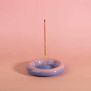 Modern keramisk rökelsehållare, färgglad tonad munkdesign