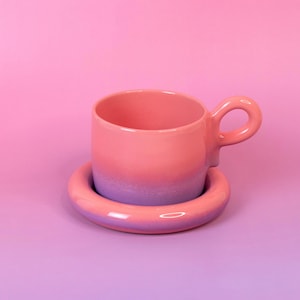 Handgjort set med chunky keramiska kaffemuggar: Rosa tonad kopp och fat