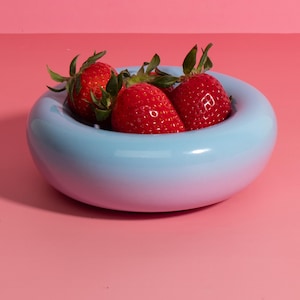 Bol para donuts de gres degradado hecho a mano: azul claro a violeta, 14 cm