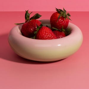 Ciotola per ciambelle in ceramica fatta a mano: piatto in gres con sfumatura dal rosa al verde.