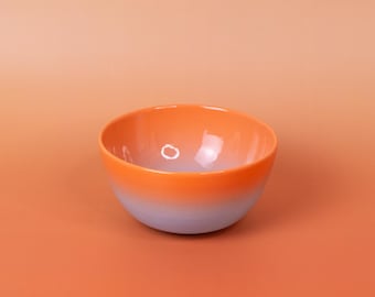 手作りの陶器製ベーグルボウル：青とオレンジの釉薬をかけた陶器