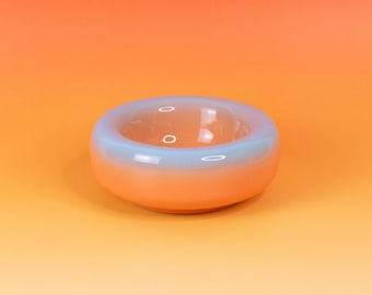 手作りの陶器製ベーグルボウル：青とオレンジの釉薬をかけた陶器