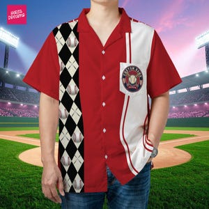K&ouml;nnte beinhalten: Baseball-Hemd in Rot, Wei&szlig; und Schwarz. Das Design umfasst Baseb&auml;lle und Schl&auml;ger, eine Tasche mit einem Baseball-Emblem und dem Text "CUSTOM NAME". Das Hemd hat kurze &Auml;rmel und einen klassischen Kragen.