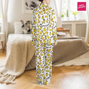 Zabawny satynowy komplet piżamowy z kaczuszką, piżama Get Your Ducks In A Row, uroczy komplet wypoczynkowy z gumową kaczuszką, jedwabna piżama z długim rękawem, prezent dla niej, 2 sztuki zdjęcie 3