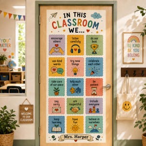 Könnte beinhalten: Ein vertikales Klassenzimmertürschild mit dem Text IN THIS CLASSROOM WE, gefolgt von fünfzehn bunten Quadraten mit Symbolen und Phrasen wie encourage others, listen carefully, do our best und Mrs. Harper am unteren Rand.