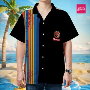 Puede incluir: Camisa negra con botones con un diseño temático de bolos. El lado izquierdo presenta rayas verticales en azul, naranja y amarillo. Un gráfico de bolos y bola está en el pecho, con el texto "Your name" debajo. La camisa tiene mangas cortas.