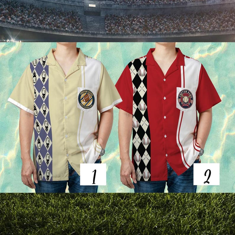 K&ouml;nnte beinhalten: Zwei kurz&auml;rmelige Button-Down-Hemden. Eines ist beige mit einem Football-Patch und einem Rautenmuster. Das andere ist rot mit einem Baseball-Patch und einem schwarz-wei&szlig;en Rautenmuster. Beide Hemden haben wei&szlig;e Akzente.