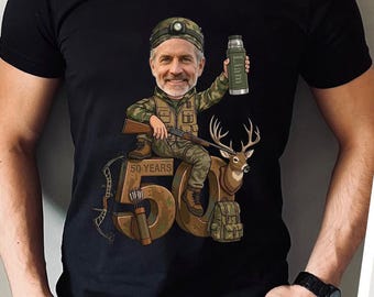 Personalisiertes 50. Geburtstags-Jagd-Shirt Benutzerdefinierte Karikatur Geschenk für Männer 50 Jahre Jäger-T-Shirt Einzigartige Hirsch-Bogen-Jagd-Naturbursche-T-Stück Liam