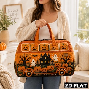 Può includere: Una borsa da viaggio trapuntata arancione con un design a tema Halloween che raffigura una casa stregata, fantasmi, pipistrelli e zucche. La parte superiore mostra cinque zucche ricamate, mentre la base raffigura un paesaggio spettrale.