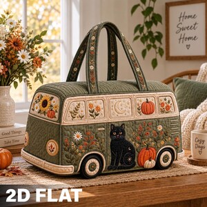 Könnte beinhalten: Eine gesteppte olivgrüne Tasche in Form eines Vintage-Vans, verziert mit gestickten Sonnenblumen, Kürbissen, einer schwarzen Katze und Himmelsmotiven. Die Tasche hat zwei Tragegriffe und einen hellbeigen Rand mit detaillierten Nähten.
