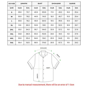 K&ouml;nnte beinhalten: Detaillierte Gr&ouml;&szlig;entabelle f&uuml;r ein kurz&auml;rmeliges Hemd, mit Ma&szlig;en in Zoll und Zentimetern f&uuml;r L&auml;nge, Brust, Schulter und &Auml;rmel. Gr&ouml;&szlig;en von S bis 5XL. Eine Strichzeichnung des Hemdes ist ebenfalls enthalten.