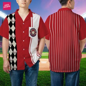 K&ouml;nnte beinhalten: Rotes Baseball-Hemd mit wei&szlig;em und schwarzem Rautenmuster und Baseball-Grafiken. Das Hemd hat eine Tasche mit einem Baseball-Emblem und dem Text "CUSTOM NAME". Die R&uuml;ckseite des Hemdes hat rote und wei&szlig;e vertikale Streifen.