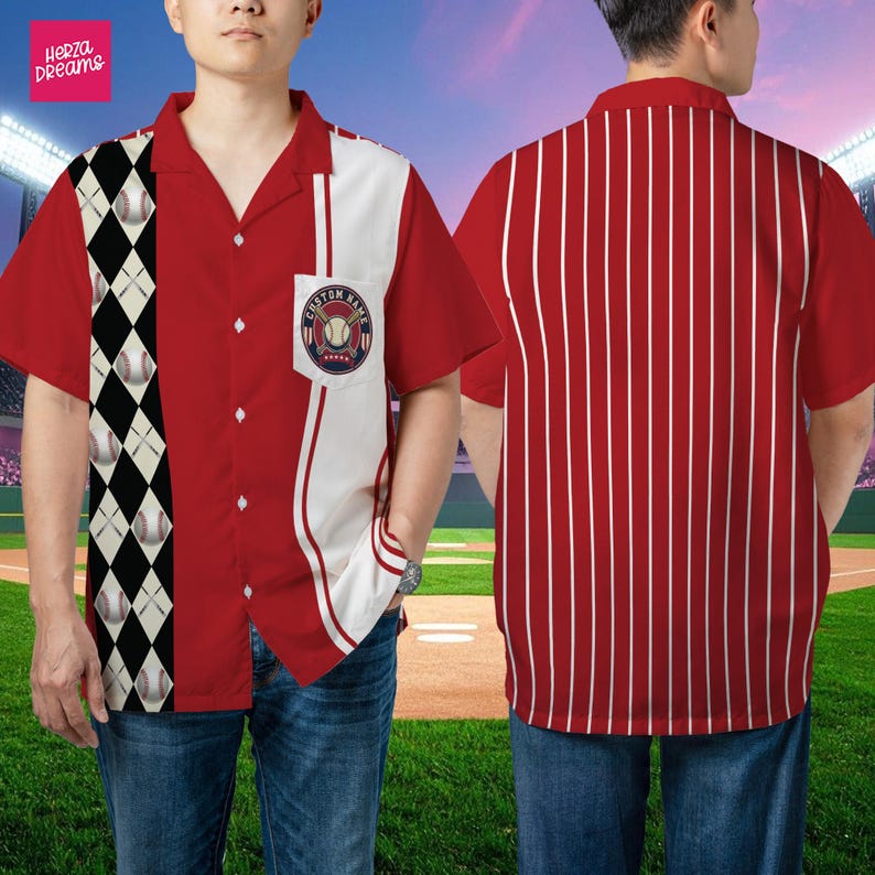 K&ouml;nnte beinhalten: Rotes Baseball-Hemd mit wei&szlig;em und schwarzem Rautenmuster und Baseball-Grafiken. Das Hemd hat eine Tasche mit einem Baseball-Emblem und dem Text "CUSTOM NAME". Die R&uuml;ckseite des Hemdes hat rote und wei&szlig;e vertikale Streifen.