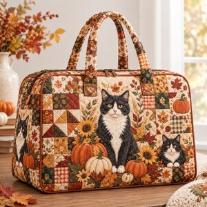 Può includere: Una borsa in tessuto trapuntato con un motivo patchwork di foglie autunnali, girasoli e zucche. La borsa mostra tre gatti tuxedo bianchi e neri in varie pose, con due manici superiori e una chiusura a cerniera lungo il bordo superiore.