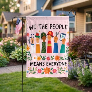Bandera de jardín inclusiva "Nosotros el pueblo significa todos" Decoración de jardín Bandera de apoyo a la igualdad Regalo para personal sanitario, profesores y personal de primeros auxilios