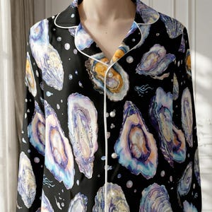 Lyxig pyjamasskjorta i satin med ostrontryck, broderade pyjamasplagg i skalsiden, pyjamastopp för mormor och kustnära bruk, present till henne som älskar marint liv, elegant