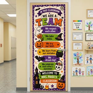 Puede incluir: Un cartel vertical para puerta de aula con temática de Halloween y el texto IN THIS CLASSROOM WE ARE A TEAM. Incluye pancartas coloridas con frases como We respect each other, We take risks y Welcome to Mrs. Paige's classroom.