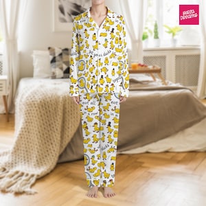 Może przedstawiać: Ręcznie robiony drewniany znak z napisem "Welcome to our home" w stylu odręcznym. Znak jest pomalowany na biało z czarnymi literami i postarzanym wykończeniem, idealny do wystroju w stylu wiejskim.