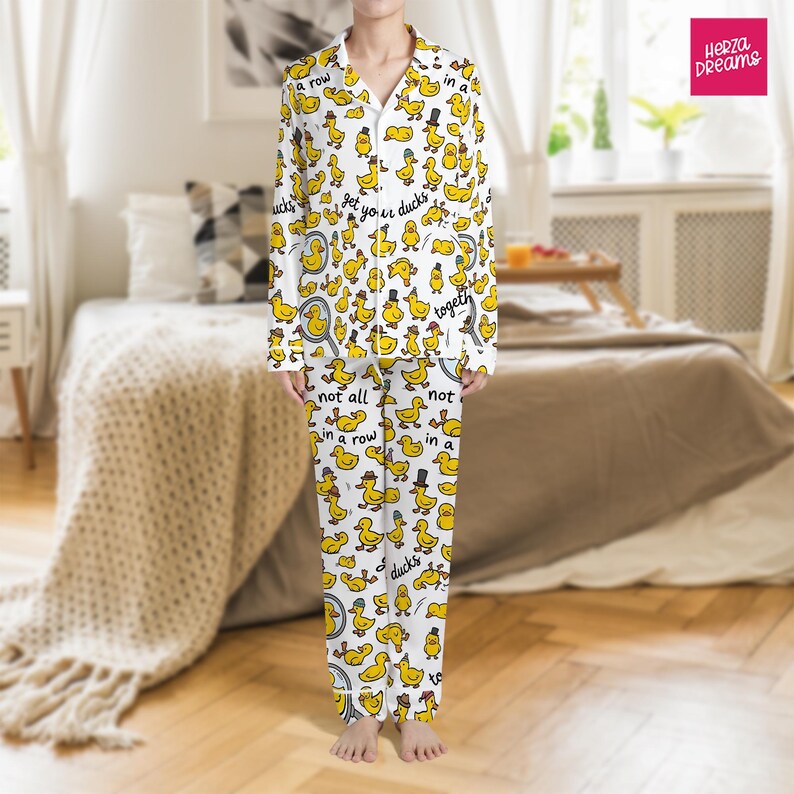 Może przedstawiać: Ręcznie robiony drewniany znak z napisem "Welcome to our home" w stylu odręcznym. Znak jest pomalowany na biało z czarnymi literami i postarzanym wykończeniem, idealny do wystroju w stylu wiejskim.