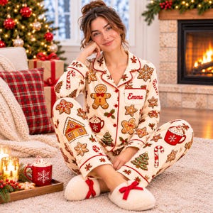 Gepersonaliseerde peperkoek kerstpyjama, dames nachtkleding set met eigen naam, pyjama met lange mouwen en knoopsluiting, feestelijke loungewear, haar cadeau 2026