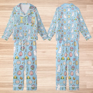 Peut inclure: Panneau en bois fait &agrave; la main avec le mot "Bienvenue" dans une police fantaisiste. Il pr&eacute;sente un fond blanc vieilli et un bord marron fonc&eacute;, id&eacute;al pour une porte d'entr&eacute;e ou un couloir.