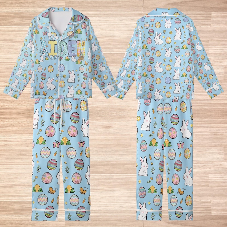 Peut inclure: Panneau en bois fait &agrave; la main avec le mot "Bienvenue" dans une police fantaisiste. Il pr&eacute;sente un fond blanc vieilli et un bord marron fonc&eacute;, id&eacute;al pour une porte d'entr&eacute;e ou un couloir.