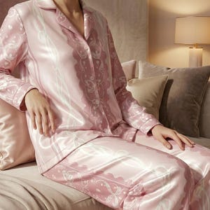 Può includere: Un cartello in legno rustico con la scritta "Welcome to our porch" in lettere bianche. Il cartello presenta una finitura invecchiata e un design semplice e invitante, perfetto per l'arredamento esterno.