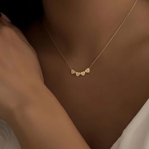 Petit collier 3D avec breloques coeur, collier lettre en or personnalisé, bracelet coeur personnalisé, lettre en or minimaliste, cadeau pour femme