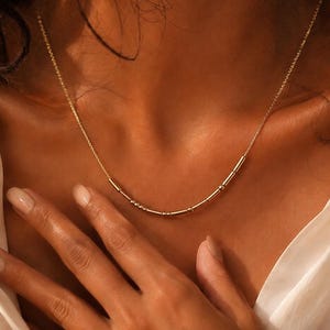 Personligt halsband med 14 karat morsekod, smycken med hemligt meddelande, halsband med dolt namn, fin present till henne, present till bästa vän