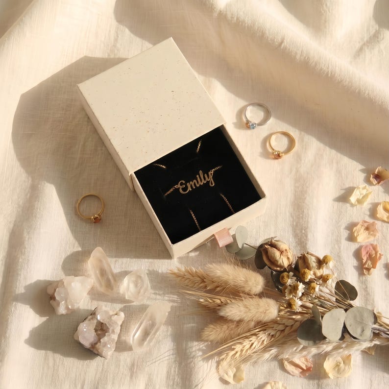 Personlig namnring i 14 karat guld, graverad ring med personligt namn, elegant guldarmband, datumring, minimalistisk stapelbar ring, present till henne, julklapp bild 10