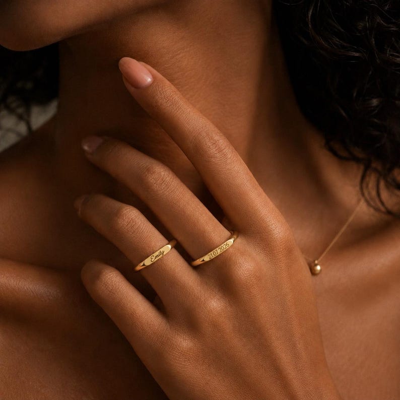 Personlig namnring i 14 karat guld, graverad ring med personligt namn, elegant guldarmband, datumring, minimalistisk stapelbar ring, present till henne, julklapp bild 4