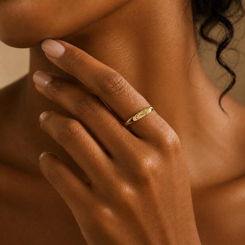 Personlig namnring i 14 karat guld, graverad ring med personligt namn, elegant guldarmband, datumring, minimalistisk stapelbar ring, present till henne, julklapp bild 2