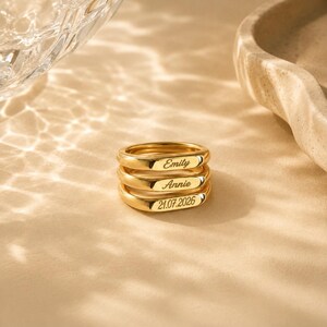 Personlig namnring i 14 karat guld, graverad ring med personligt namn, elegant guldarmband, datumring, minimalistisk stapelbar ring, present till henne, julklapp bild 7