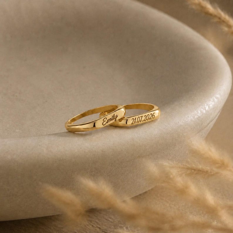 Personlig namnring i 14 karat guld, graverad ring med personligt namn, elegant guldarmband, datumring, minimalistisk stapelbar ring, present till henne, julklapp bild 8