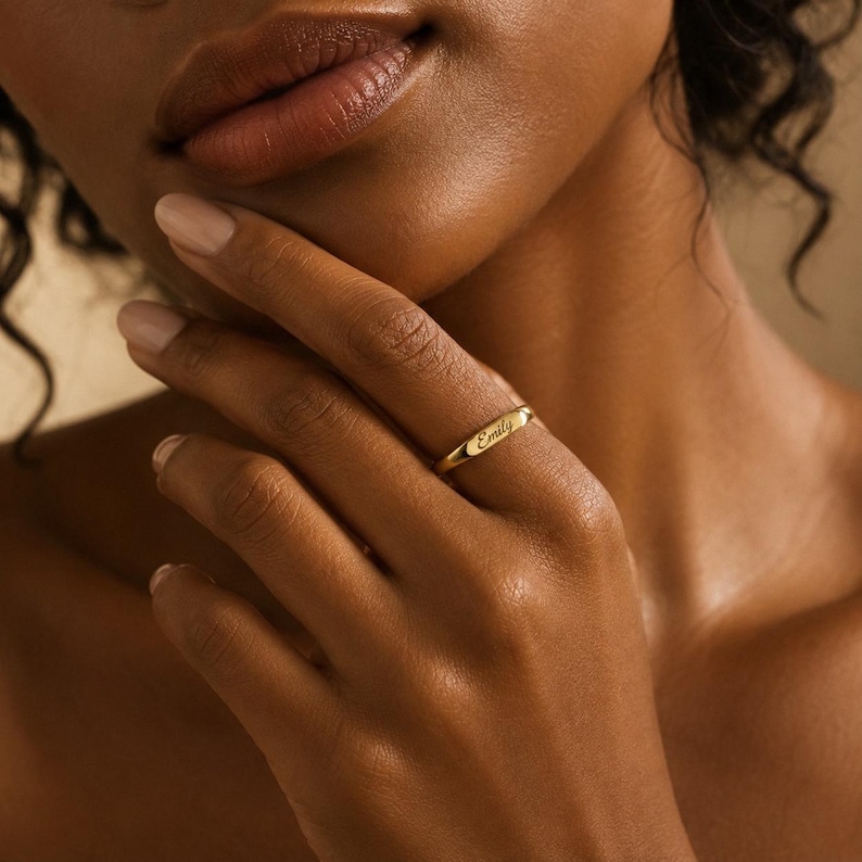 Personlig namnring i 14 karat guld, graverad ring med personligt namn, elegant guldarmband, datumring, minimalistisk stapelbar ring, present till henne, julklapp bild 3