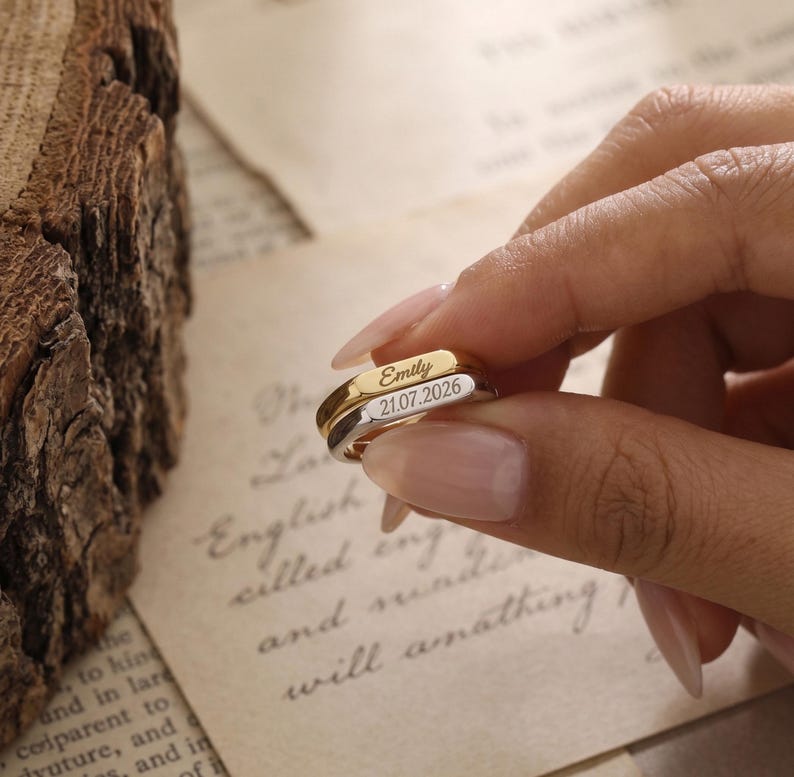 Personlig namnring i 14 karat guld, graverad ring med personligt namn, elegant guldarmband, datumring, minimalistisk stapelbar ring, present till henne, julklapp bild 1