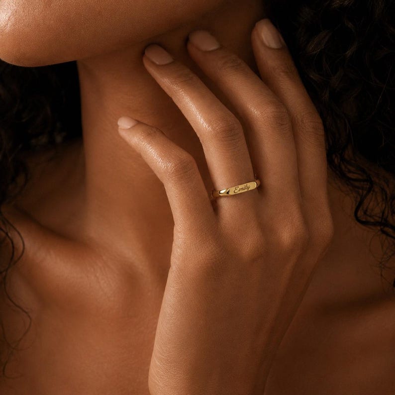 Personlig namnring i 14 karat guld, graverad ring med personligt namn, elegant guldarmband, datumring, minimalistisk stapelbar ring, present till henne, julklapp bild 6