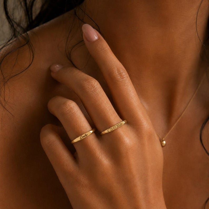 Personlig namnring i 14 karat guld, graverad ring med personligt namn, elegant guldarmband, datumring, minimalistisk stapelbar ring, present till henne, julklapp bild 5