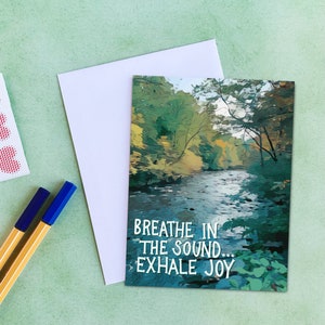 Respirar en el sonido... Tarjeta Exhale Joy, 5.5" x 4" Pegatinas de sobre plegadas libres - tarjeta de notas de río - tarjeta de notas de naturaleza - tarjeta de notas al aire libre