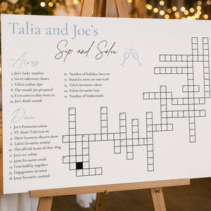 Pode incluir: Uma placa de casamento retangular branca com o texto Talia and Joe's Sip and Solve, uma grade de palavras cruzadas e um desenho de linha de duas taças de champanhe brindando. A placa inclui pistas numeradas para Across e Down.
