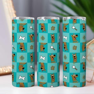 Pode incluir: Três canecas cilíndricas turquesa com um padrão repetido de um cão de desenho animado, lupas, pegadas e ossos. O design é colocado sobre um fundo quadriculado. As canecas são provavelmente para bebidas.
